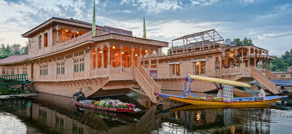 book houseboat in kashmir golden wheels