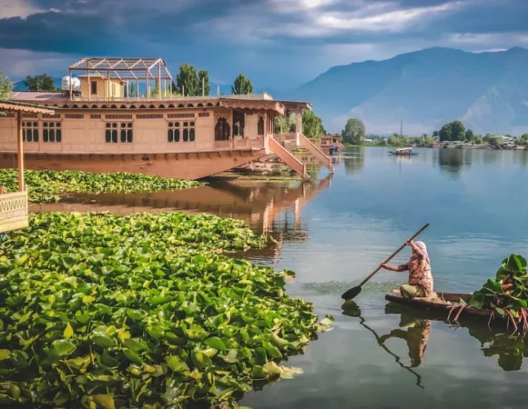 Book Houseboat in Kashmir