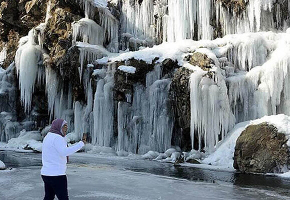 Drung Waterfall : From Flow to Freeze