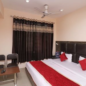 Guesthouse Booking in Kashmir golden wheels scaled