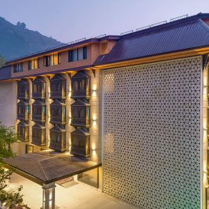 Hotels in Kashmir golden wheels