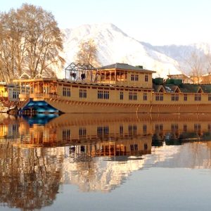 book houseboat in kashmir golden wheels
