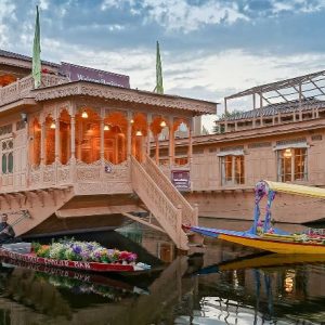 book houseboat in kashmir golden wheels